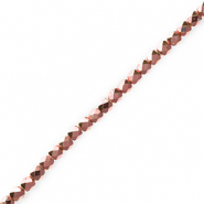 Perles &agrave; facettes Rose vintage m&eacute;tallique