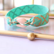 Bijoux à faire soi-même : bracelets d’été avec perles coquillage Cauri + ruban élastique ♡ DIY