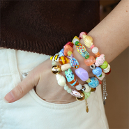 Sets d'inspiration Créer des bijoux avec des perles en céramique colorées 