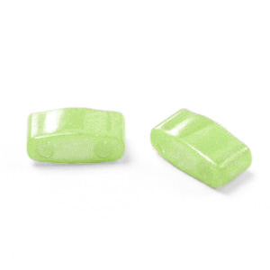 Perles Miyuki half tila 5x2.3mm Opaque luster chartreuse green HTL-439