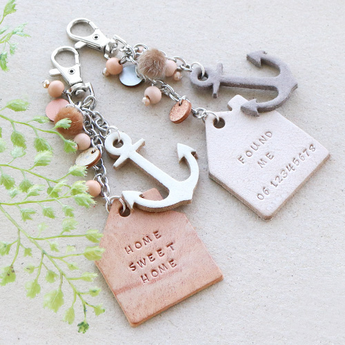 Des porte-cl&eacute;s intemporels avec pendentifs en cuir