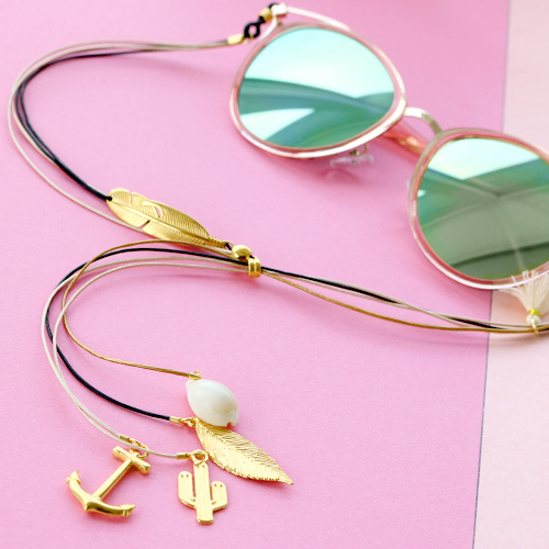 Summer proof ; des cordons &agrave; lunettes et des boucles d'oreilles minimalistes
