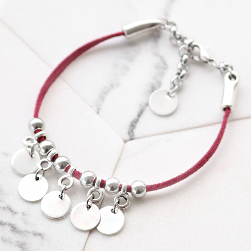 Bracelets et porte-cl&eacute;s &agrave; la mode en daim plat