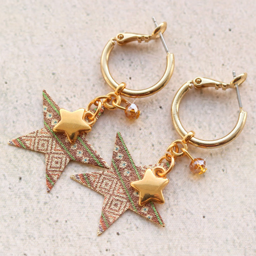 Ouais ! Nouvelle inspiration avec des boucles d&rsquo;oreilles + breloques en m&eacute;tal