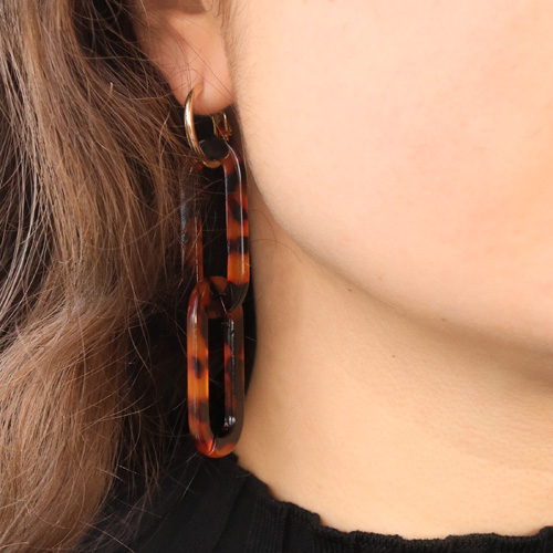 Faire des boucles d&rsquo;oreilles avec des pendentifs en r&eacute;sine et des clous d&rsquo;oreilles en m&eacute;tal DQ