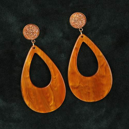 Laissez-vous inspirer : boucles d'oreilles tendances avec pendentifs en r&eacute;sine