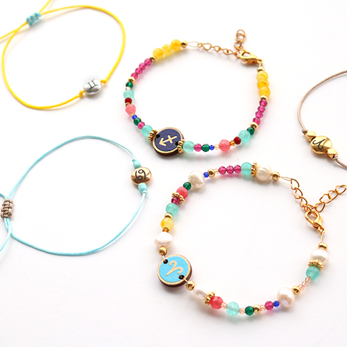 Vous pouvez confectionner ces bijoux cool avec des perles zodiaque et du fil macram&eacute; :