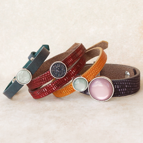 Ces articles peuvent &ecirc;tre confectionn&eacute;s avec les nouveaux bracelets et porte-cl&eacute;s Cuoio et les cabochons ! 