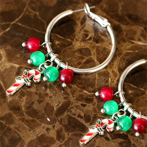 Voici comment cr&eacute;er de superbes bijoux avec des breloques de No&euml;l : 
