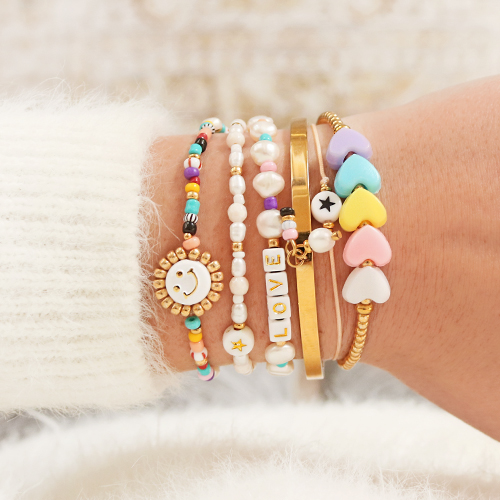 Laissez-vous inspirer et cr&eacute;ez des bijoux tendance et fun avec des perles alphabet :