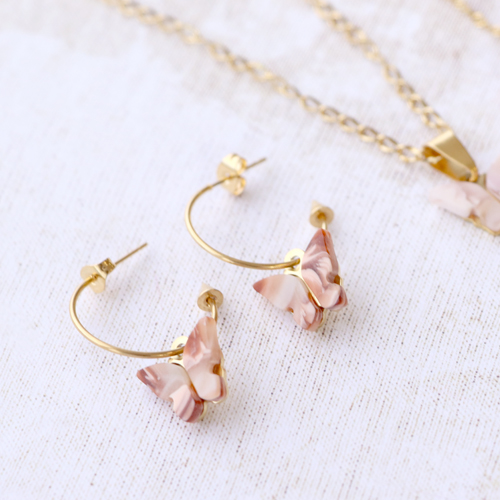 D&eacute;couvrez ici comment confectionner des bijoux tendance avec les breloques papillon en r&eacute;sine