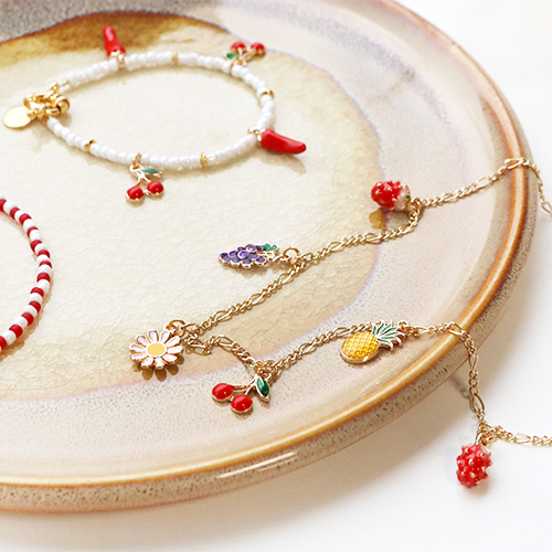 D&eacute;couvrez ici comment transformer en un rien de temps les breloques fruits et fleurs en bijoux tendance 