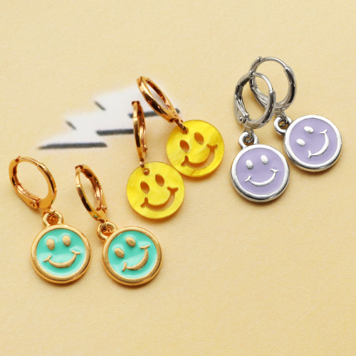 Faites des merveilles avec ces breloques tendance smiley en plexx et m&eacute;tal DQ
