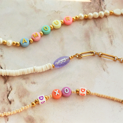 Inspiration pour la r&eacute;alisation de colliers avec des perles lettres 