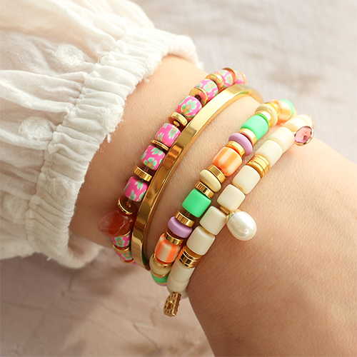 Cr&eacute;ation de bracelets avec perles en polym&egrave;re acidul&eacute;es