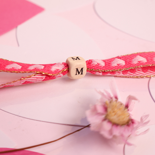 Comment cr&eacute;er des bracelets avec des rubans &agrave; texte ?