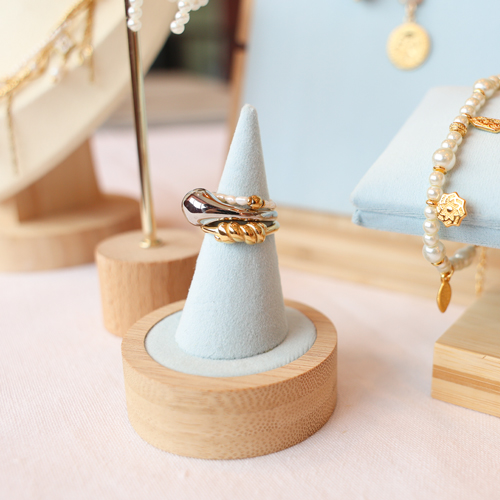 Cr&eacute;ez une belle pr&eacute;sentation de vos bijoux avec des pr&eacute;sentoirs en bois