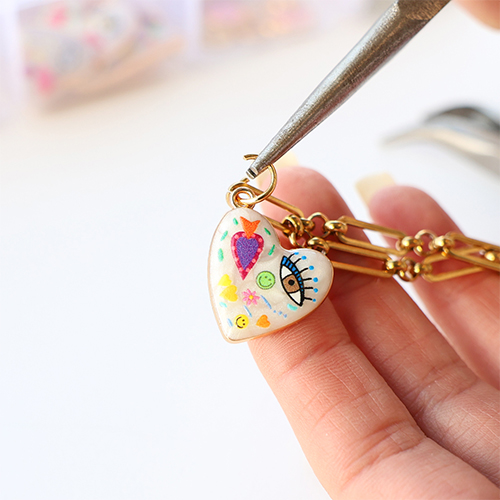 Cr&eacute;er un collier funky avec des breloques en m&eacute;tal avec &eacute;mail