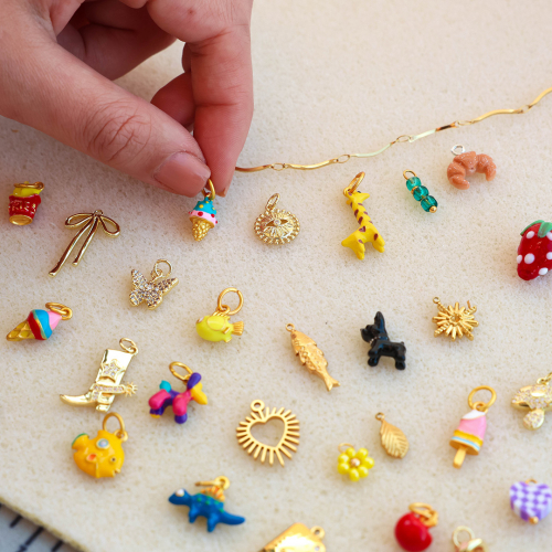 Comment cr&eacute;er des bijoux joyeux avec des breloques en m&eacute;tal avec &eacute;mail
