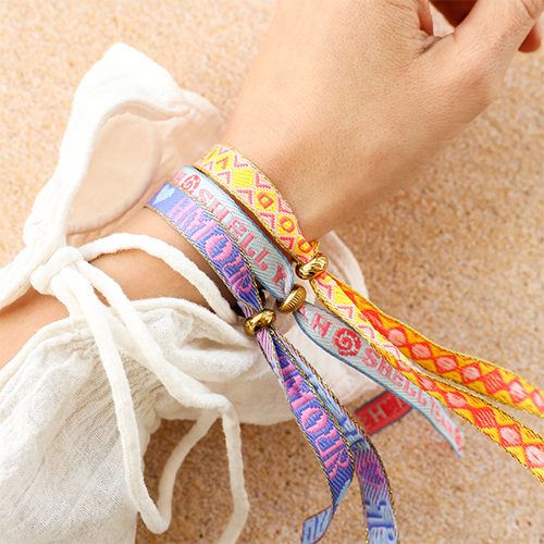 Cr&eacute;ez des bracelets uniques avec rubans et perles stoppeurs