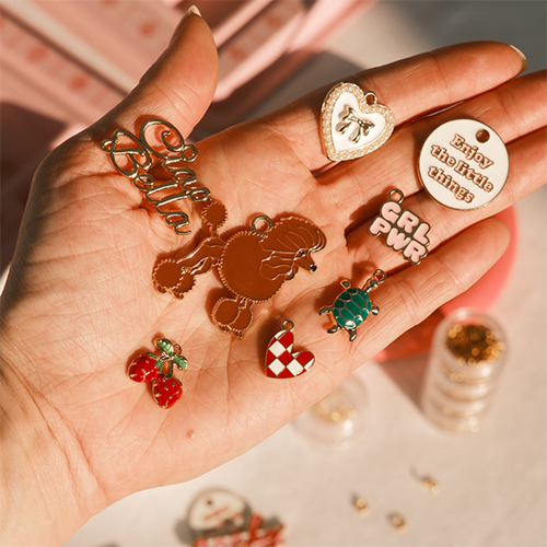 Cr&eacute;er des bijoux DIY avec des breloques en m&eacute;tal 