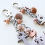 Des porte-cl&eacute;s intemporels avec pendentifs en cuir