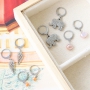 Summer proof ; des cordons &agrave; lunettes et des boucles d'oreilles minimalistes