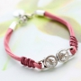 Bracelets et porte-cl&eacute;s &agrave; la mode en daim plat