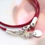 Bracelets et porte-cl&eacute;s &agrave; la mode en daim plat
