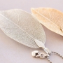 Colliers fins avec des pendentifs feuilles