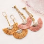 Boucles d'oreilles &agrave; franges avec pompons color&eacute;s