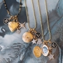 Cr&eacute;ez de magnifiques colliers fantaisies avec des m&eacute;daillons, du strass et des perles alphabet.