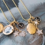 Cr&eacute;ez de magnifiques colliers fantaisies avec des m&eacute;daillons, du strass et des perles alphabet.
