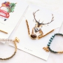 Bracelets fins de perles &agrave; facettes avec des nouvelles cartes &agrave; bijoux en th&egrave;me d&rsquo;hiver 