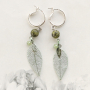 Porte-cl&eacute;s + boucles d&rsquo;oreilles avec v&eacute;ritables feuilles, pierres naturelles et du fil macram&eacute;