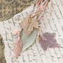 Porte-cl&eacute;s + boucles d&rsquo;oreilles avec v&eacute;ritables feuilles, pierres naturelles et du fil macram&eacute;