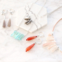 Boucles d'oreilles et colliers avec des pierres naturelles en forme de goutte et du quartz 