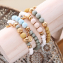 Bracelets et boucles d&rsquo;oreilles en couleurs botaniques et des d&eacute;tails dor&eacute;s  