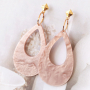 Boucles d&rsquo;oreilles statement avec pendentifs en r&eacute;sine 