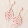 Boucles d&rsquo;oreilles statement avec pendentifs en r&eacute;sine 