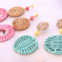 Boucles d&rsquo;oreilles festives avec pendentifs en rotin !