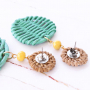 Boucles d&rsquo;oreilles festives avec pendentifs en rotin !