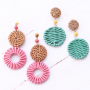 Boucles d&rsquo;oreilles festives avec pendentifs en rotin !