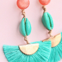 Boucles d&rsquo;oreilles color&eacute;es avec pompons, perles coquillage cauri et m&eacute;tal DQ