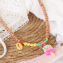 Un joyeux ensemble de bijoux avec des perles alphabet, des breloques fimo, des perles en bois et des perles Katsuki