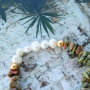 Magnifiques boucles d&rsquo;oreilles, bracelets et colliers avec des perles chips.