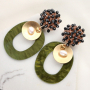 Boucles d&rsquo;oreilles et broches festives avec des grappes de perles et des pompons ronds !