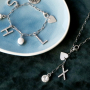 Inspiration avec les nouvelles breloques alphabet strass + cartes &agrave; bijoux !