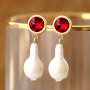 Et voici comment combiner les &eacute;l&eacute;ments de notre collection L-O-V-E et nos boucles d&rsquo;oreilles en acier inoxydable :