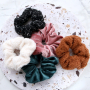 Inspiration cadeau avec les nouveaux porte-cl&eacute;s Cuoio et les chouchous